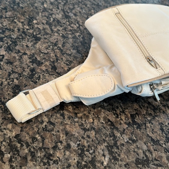 Button vintage genuine leather white crossbody NWT 2 - Picture 13 of 14